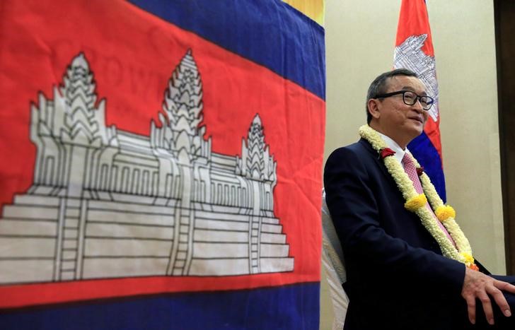 © Reuters. Cambodian opposition leader Sam Rainsy answers questions during an interview with Reuters at a hotel in metro Manila, Philippines