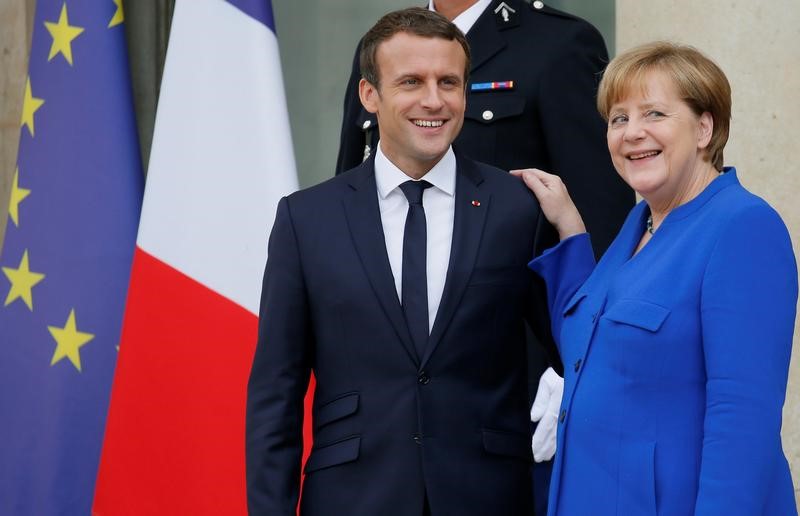 © Reuters. الإليزيه: ميركل تزور باريس الجمعة لمناقشة مستقبل أوروبا مع ماكرون