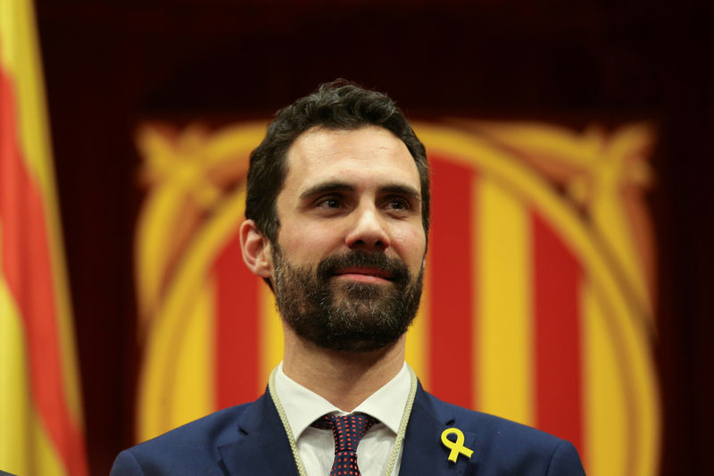© Reuters. Torrent, new Speaker of Catalan parliament, poses at the end of the first session of Catalan Parliament after the regional elections in Barcelona