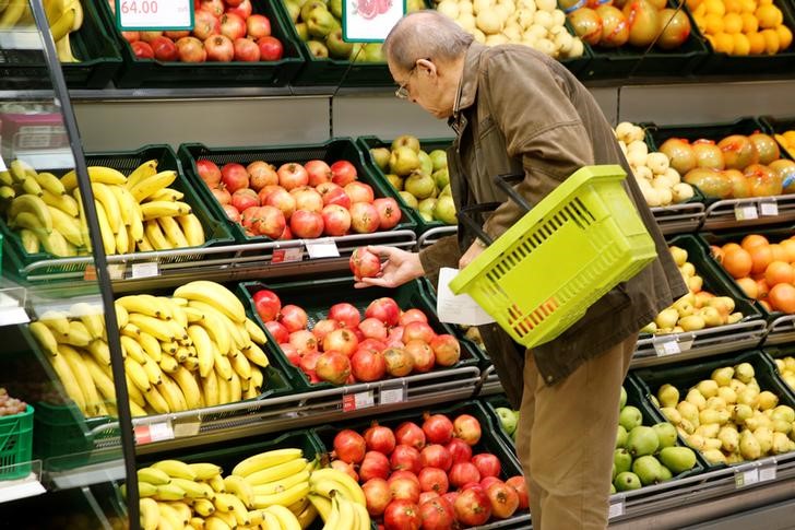 © Reuters. Покупатель в супермаркете Виктория