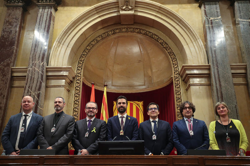 © Reuters. Novos membros do Parlamento catalão posam para foto em Barcelona, na Espanha