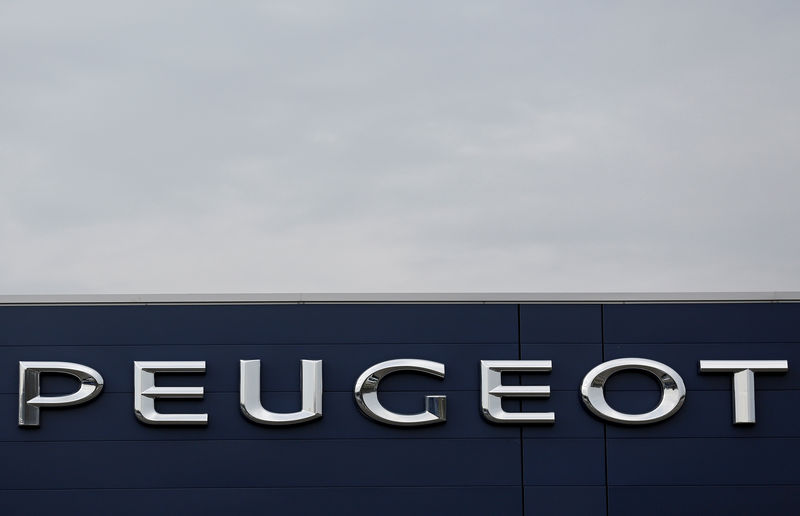 © Reuters. Дилерский центр Peugeot
