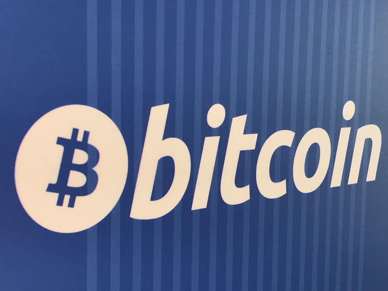 © Reuters. FILE PHOTO: A Bitcoin logo is seen on a cryptocurrency ATM in Santa Monica