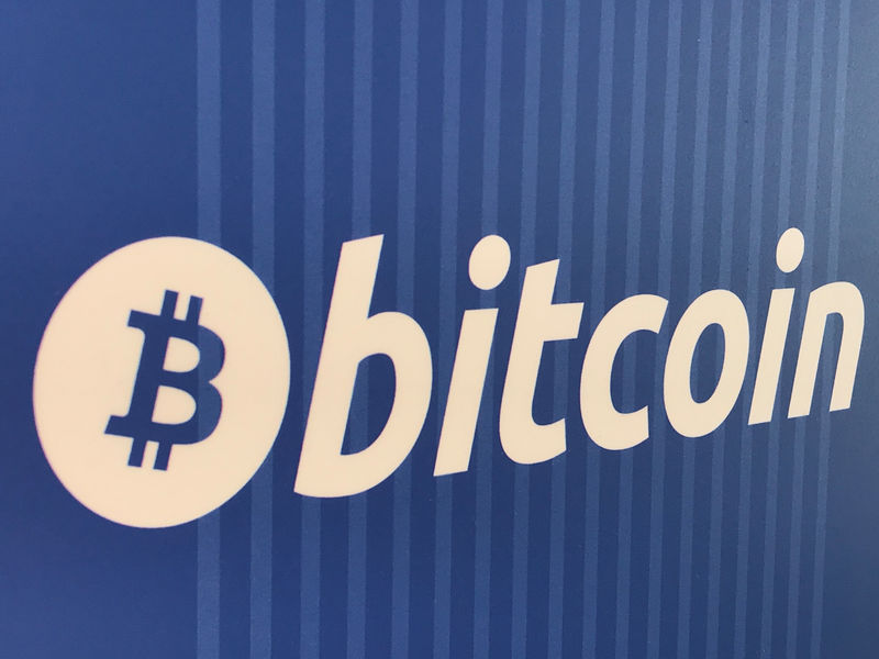 © Reuters. En la imagen, un logo de bitcoin en un cajero en Santa Monica, EEUU