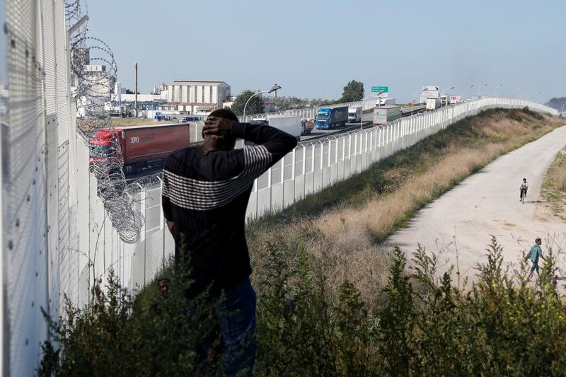 © Reuters. بريطانيا وفرنسا توقعان اتفاقية جديدة للهجرة خلال زيارة ماكرون