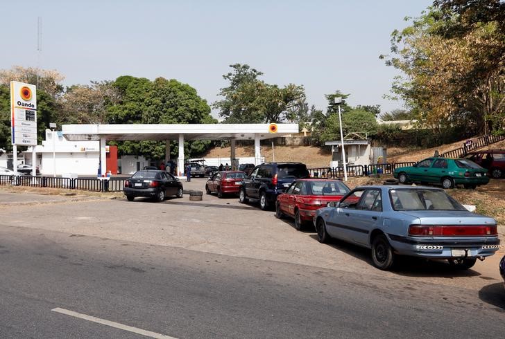 © Reuters. Vehicles queue at an Oando Petrol station in Abuja after Nigerian oil union declared nationwide strike