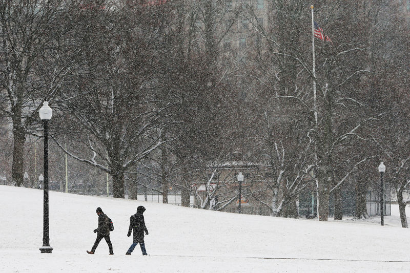 © Reuters. Pedestrians walk through Boston Common during a winter snow storm in Boston