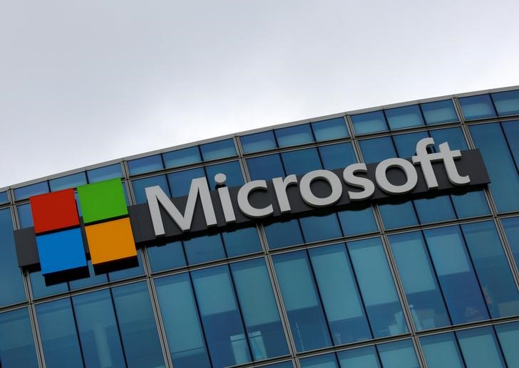 © Reuters. Logo da Microsoft em prédio de Issy-les-Moulineaux, França