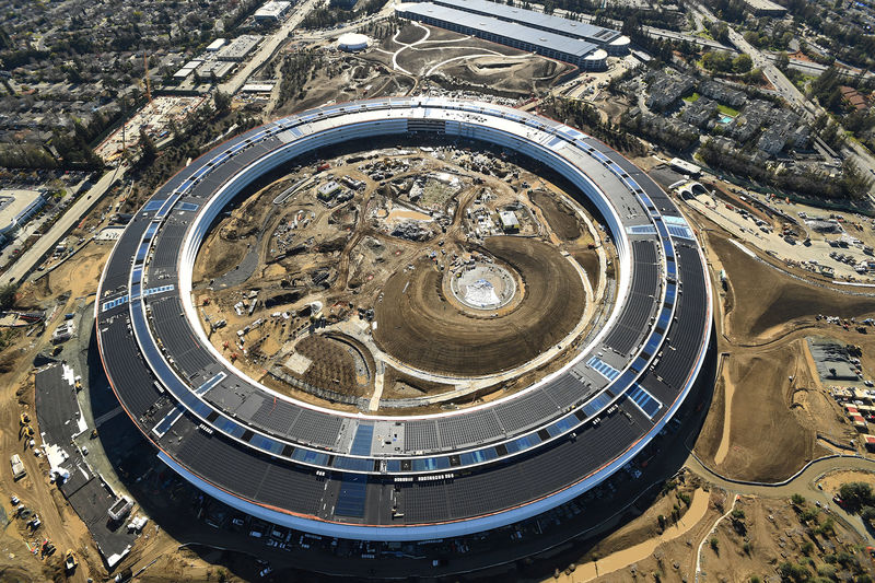 © Reuters. FILE PHOTO: The Apple Campus 2 is seen under construction in Cupertino