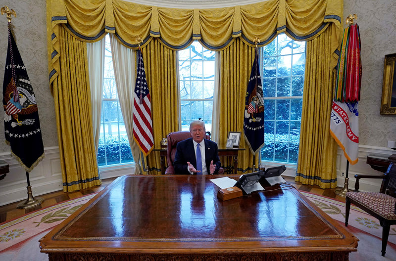 © Reuters. U.S. President Donald Trump gestures during an interview with Reuters in Washington