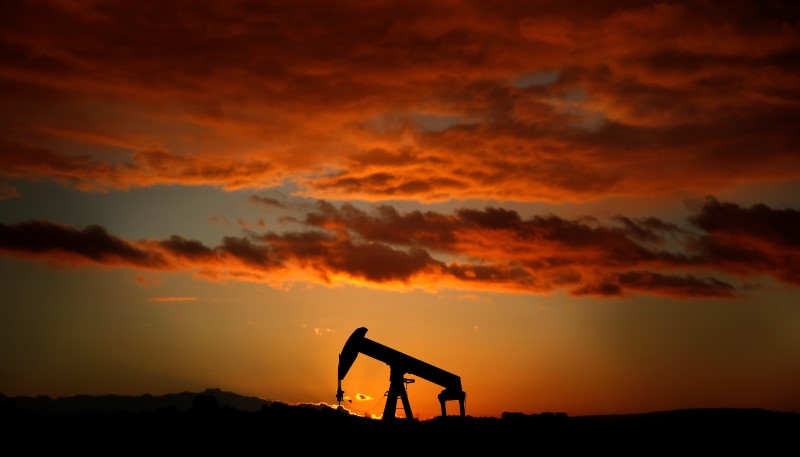 © Reuters. A pump jack is seen at sunset outside Scheibenhard, near Strasbourg
