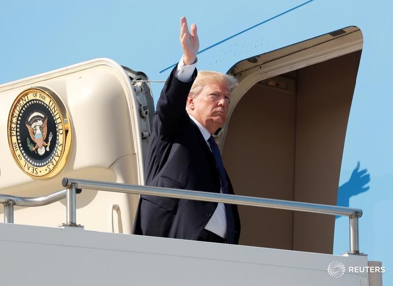 © Reuters. U.S. President Donald Trump boards Air Force One at Osan Air Base