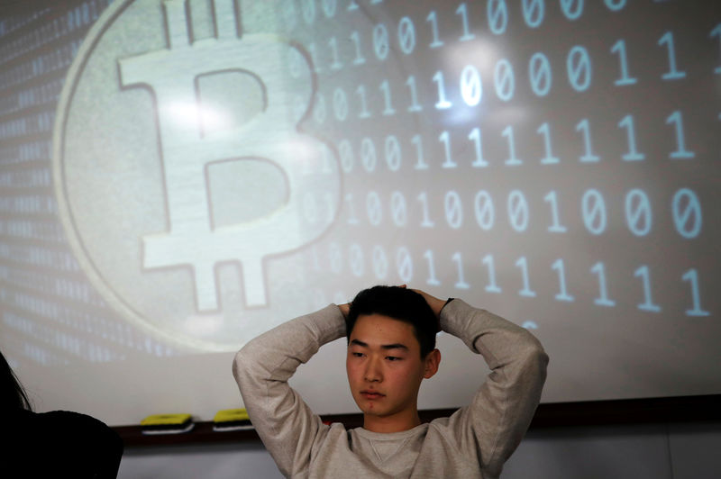 © Reuters. A university student, a member of a club studying cryptocurrencies, attends a meeting at a university in Seoul