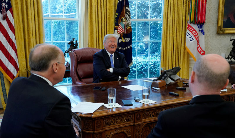 © Reuters. El presidente de Estados Unidos Donald Trump sonríe durante una entrevista con Reuters en Washington