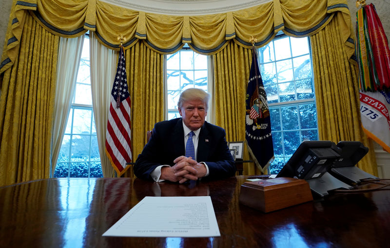 © Reuters. El presidente de Estados Unidos, Donald Trump, posa sentado en su escritorio durante una entrevista con Reuters