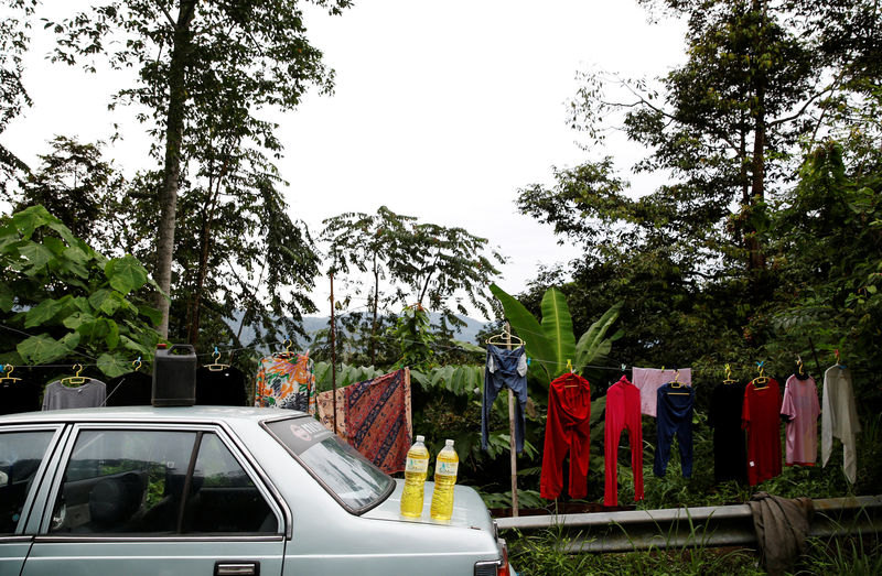 © Reuters. FILE PHOTO: Petrol is seen for sale at a jungle smallholding in Hulu Langat