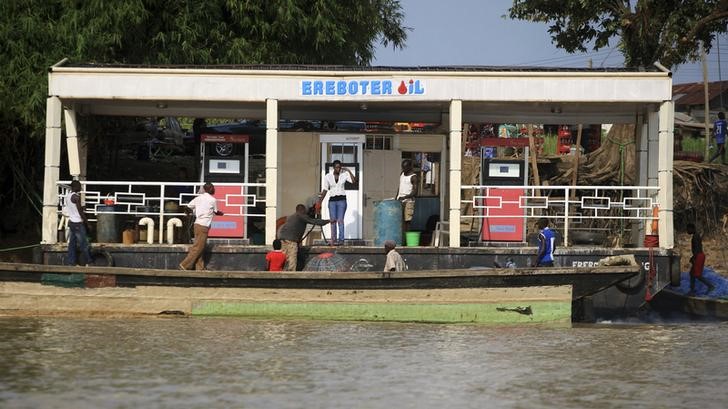 © Reuters. Плавучая заправочная станция в Йенагоа, Нигерия