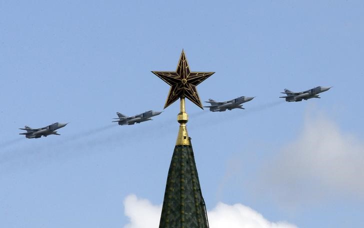 © Reuters. Самолеты ВКС РФ во время парада в Москве