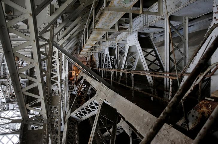 © Reuters. Steel beams on the draw span, which needs replacement, are shown on the Arlington Memorial Bridge in Washington.