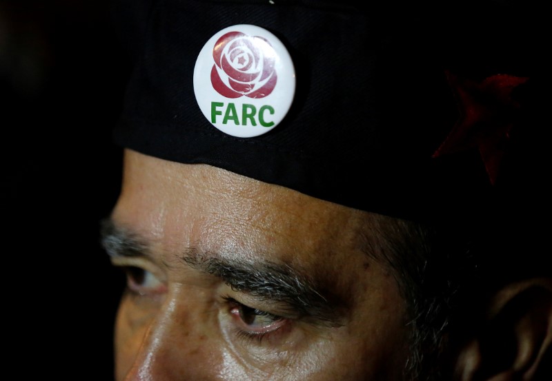 © Reuters. Partidário das Farc é visto durante evento em Bogotá, Colômbia