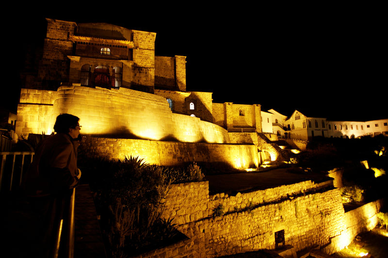 © Reuters. Homem observa templo inca de Coricancha, em Cuzco, no Peru