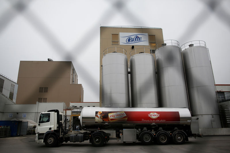 © Reuters. Lactalis retira en España nuevos lotes de leche de bebé tras casos de salmonelosis