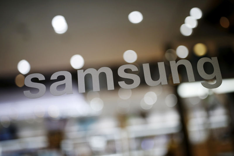 © Reuters. FILE PHOTO: The logo of Samsung Electronic is seen at its headquarters in Seoul