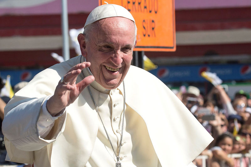 © Reuters. Papa Franciso acena para multidão em Santiago, no Chile