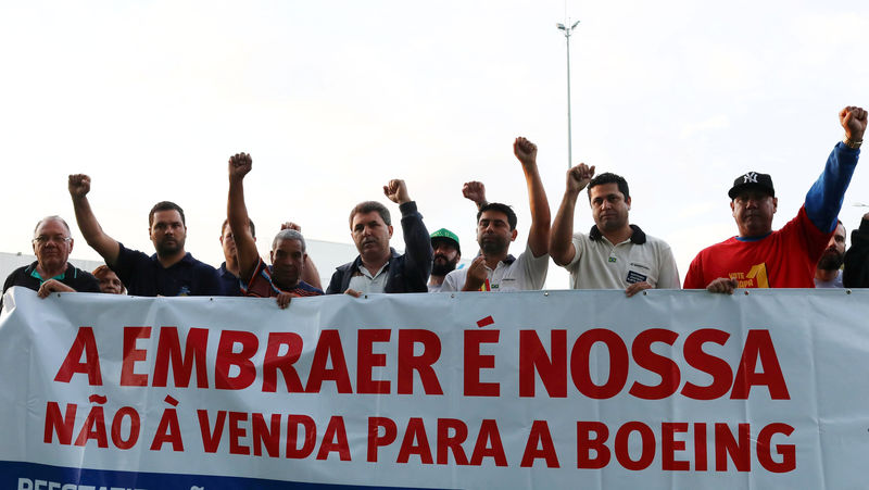 © Reuters. Employees of Embraer protest against the company sale to Boeing in Sao Jose dos Campos