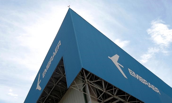 © Reuters. Logo da Embraer em fábrica de São José dos Campos, São Paulo