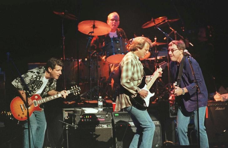 © Reuters. Foto de arquivo da banda norte-americana The Eagles durante show em 1998 em Londres