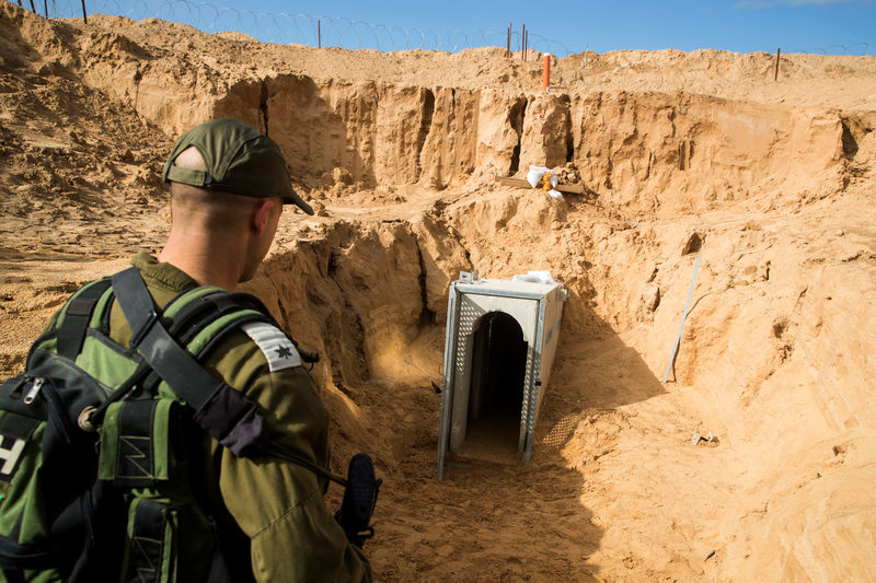 © Reuters. إسرائيل تعرض على الصحفيين نفقا اكتشف تحت حدود قطاع غزة