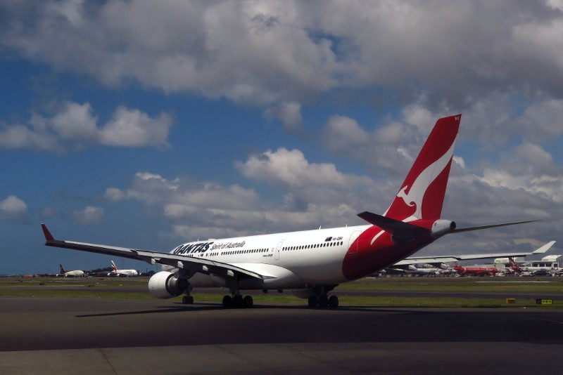 © Reuters. A Qantas Airways Airbus A330 aircraft can be seen on the tarmac near the domestic terminal at Sydney Airport