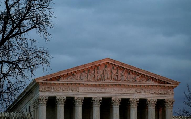 © Reuters. The top of U.S. Supreme Court building is lit at dusk in Washington
