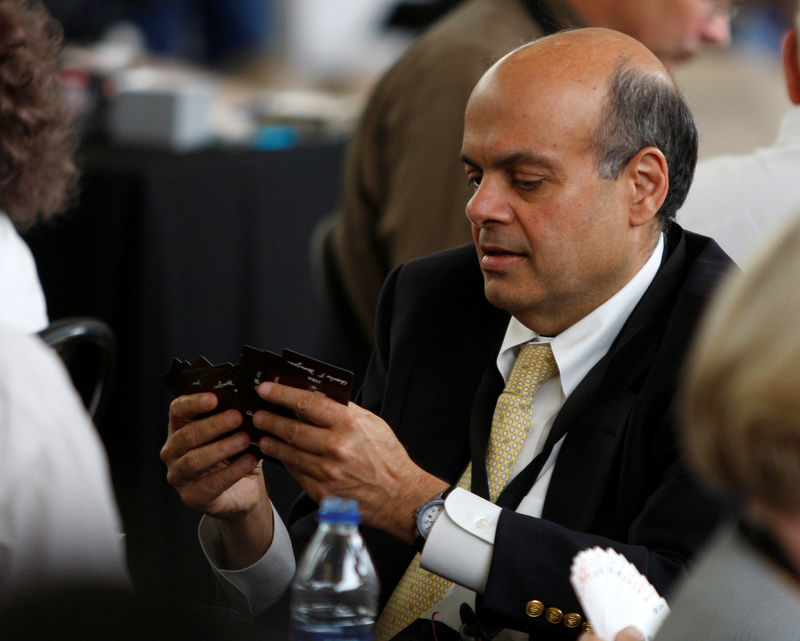 © Reuters. FILE PHOTO: Ajit Jain of Berkshire's insurance operations plays a game of bridge during Berkshire Hathaway Shareholders annual meeting in Omaha