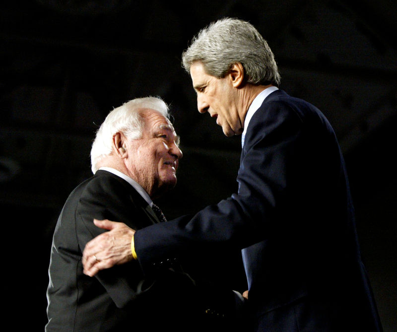 © Reuters. FILE PHOTO - Retired Admiral Stansfield Turner shakes hands with Democratic presidential nominee John Kerry after introducing Kerry in Waterloo, Iowa