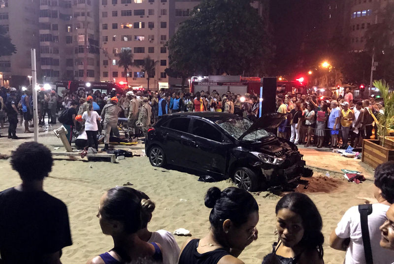 © Reuters. A vehicle that ran over some people at Copacabana beach is seen in Rio de Janeiro