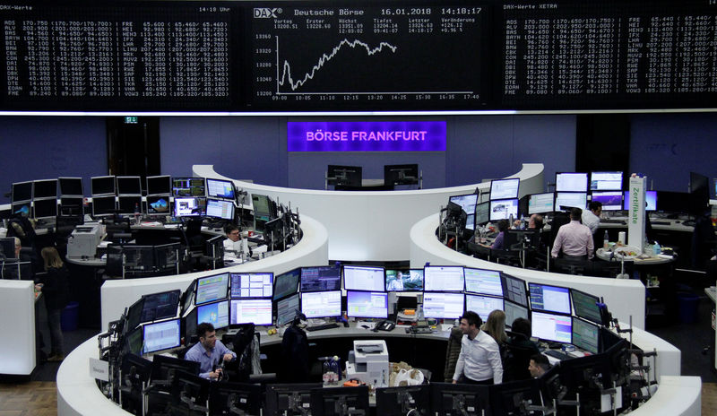 © Reuters. Las bolsas europeas se mantienen estables pero finalizan semana en máximos en más de dos años