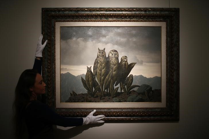 © Reuters. دار سوذبيز تعرض أعمالا للرسام السريالي ماجريت