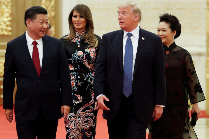 © Reuters. FILE PHOTO: U.S. President Donald Trump and first lady Melania arrive for the state dinner with China's President Xi Jinping and China's first lady Peng Liyuan at the Great Hall of the People in Beijing