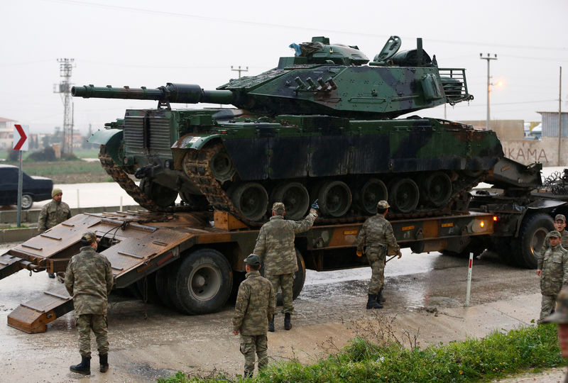 © Reuters. وزير الدفاع التركي: يجب تنفيذ عملية عفرين بسوريا دون تأخير