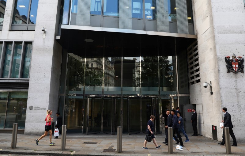 © Reuters. Pedestrians pass the London Stock Exchange in London