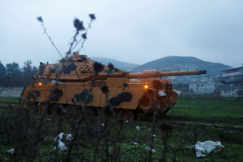 © Reuters. وزير الدفاع التركي: عملية عفرين بسوريا بدأت "فعليا"