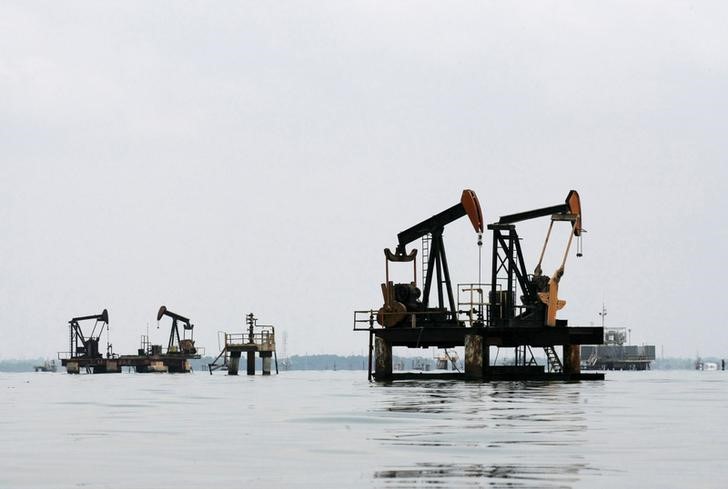 © Reuters. Нефтяные станки-качалки на озере Маракайбо в Венесуэле