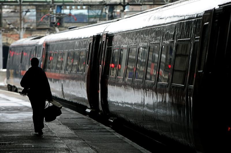 © Reuters. شرطة بريطانيا تفتح الطرق المؤدية لمحطة قطارات كينجز كروس