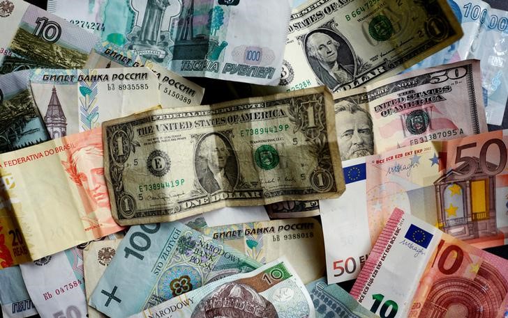© Reuters. Различные банкноты, в том числе российского рубля, американского доллара, евро