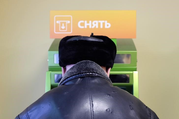 © Reuters. Мужчина у банкомата Сбербанка