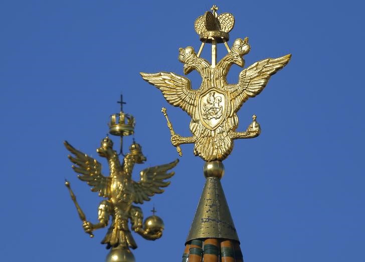 © Reuters. Statues of two-headed eagle are on display at top of State Historical Museum and Voskresensky gates in central Moscow