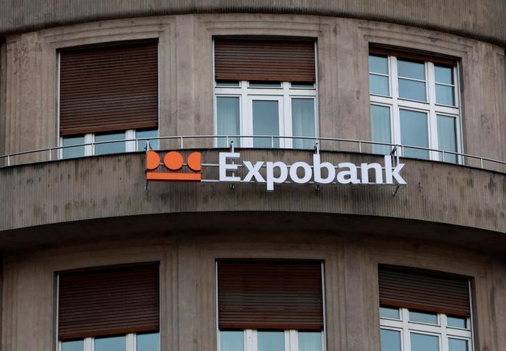 © Reuters. Логотип Expobank на здании в Праге
