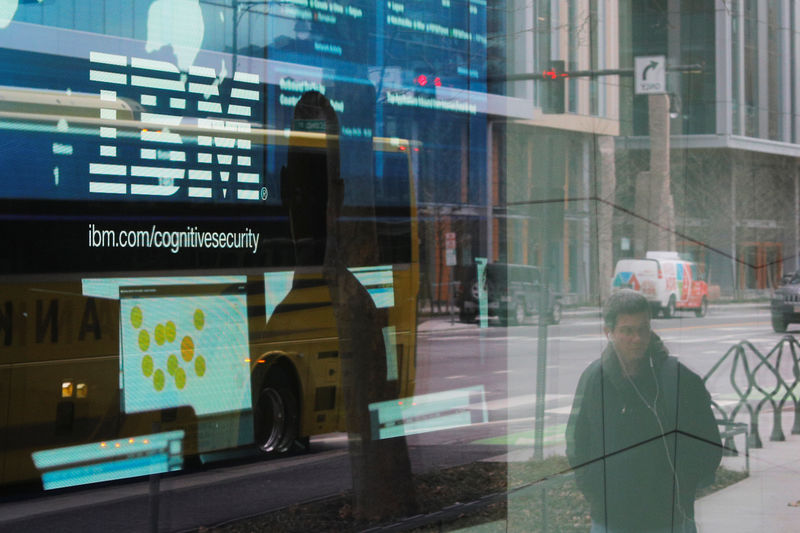 © Reuters. FILE PHOTO: Pedestrians pass a video advertisement for IBM at their office in Cambridge
